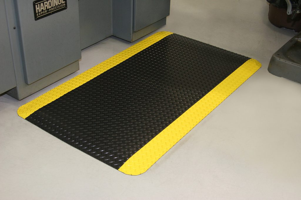 Black_and_Yellow_Industrial_Diamond_Tread_anti-fatigue-mat